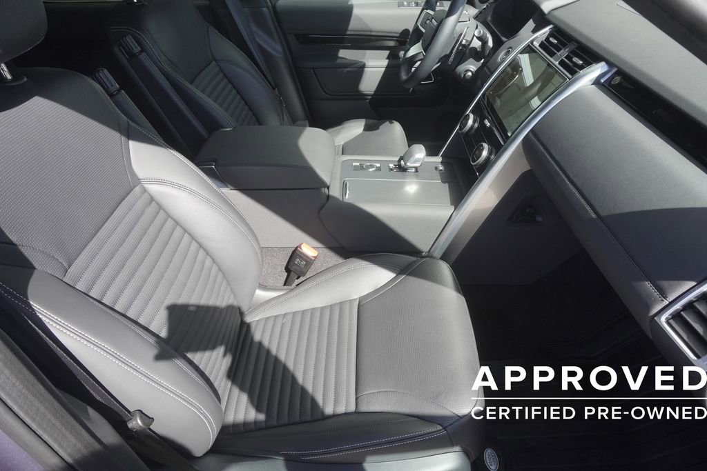 Used 2025 Land Rover Discovery S image 23
