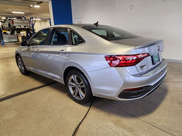 Used 2024 Volkswagen Jetta SE FWD image 2