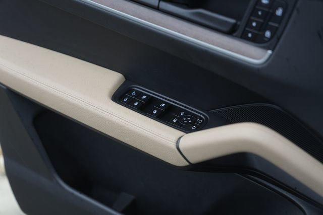 Used 2025 Porsche Cayenne Base image 30