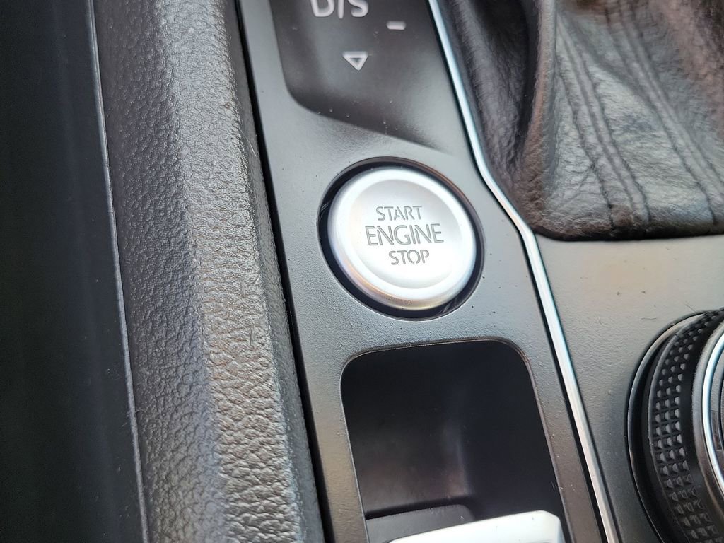 Used 2020 Volkswagen Atlas Cross Sport SE w/ Panoramic Sunroof Package image 16