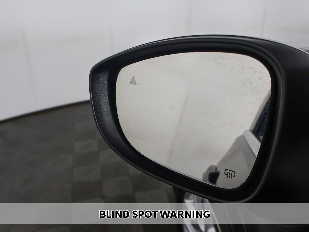 Used 2023 Chrysler Pacifica Touring-L image 4