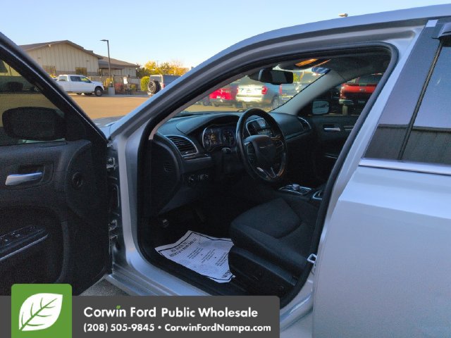 Used 2019 Chrysler 300 Touring RWD image 9