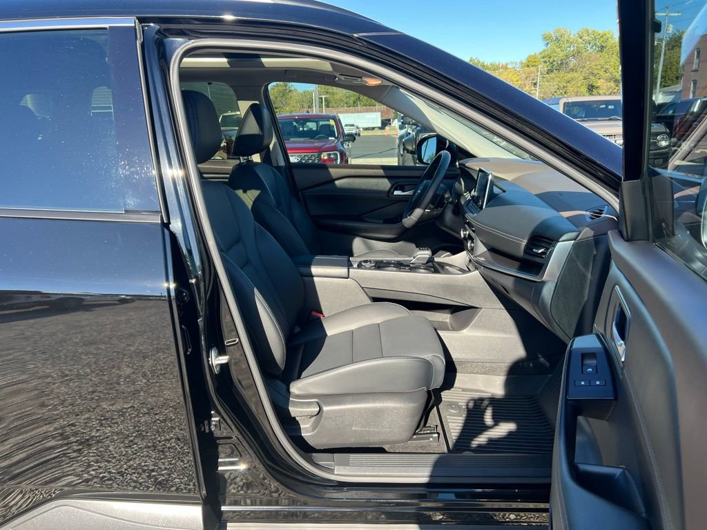 Used 2023 Nissan Rogue SV w/ SV Premium B Package image 23