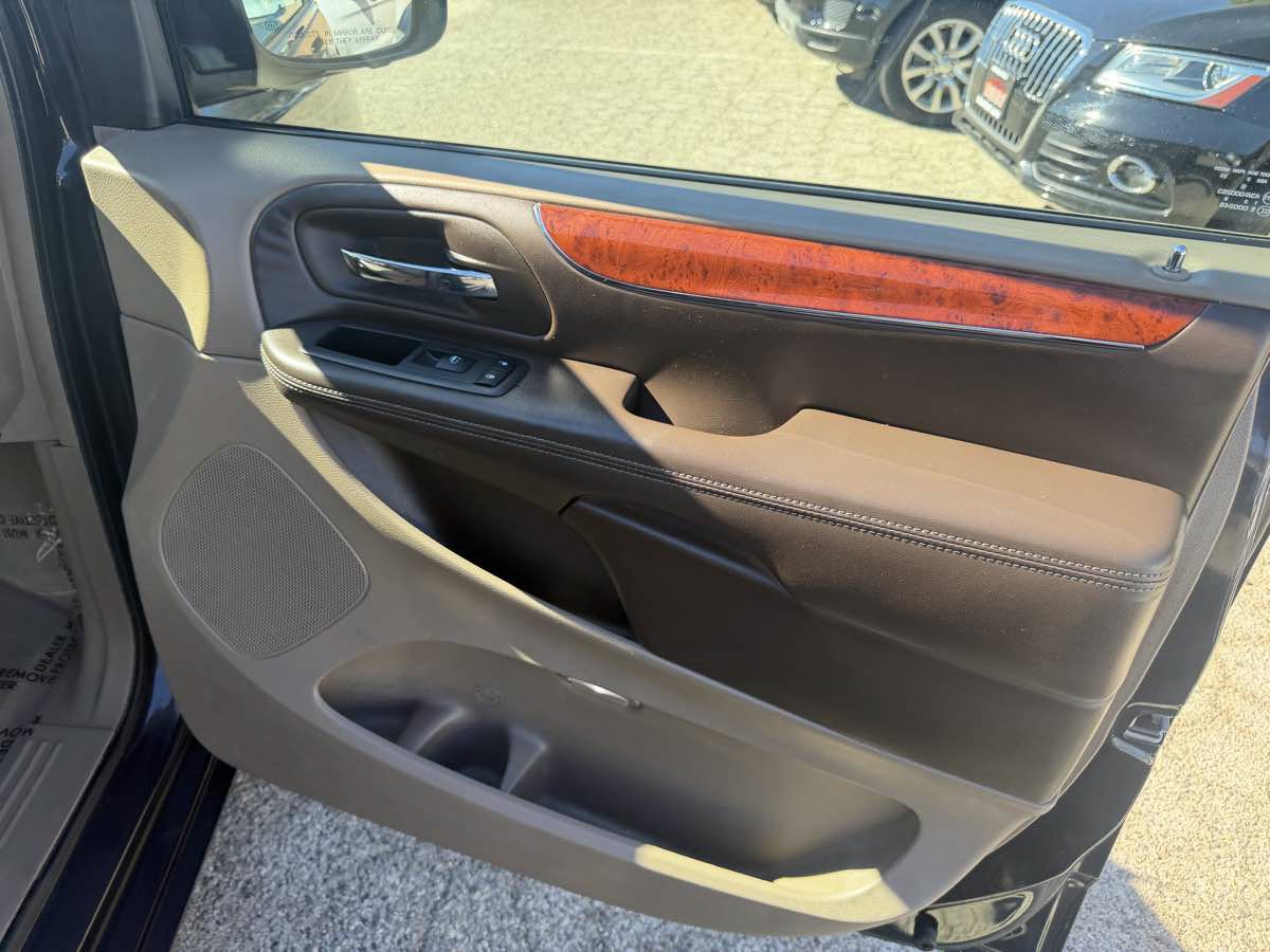 Used 2013 Chrysler Town & Country Touring-L w/ Driver Convenience Group FWD image 16