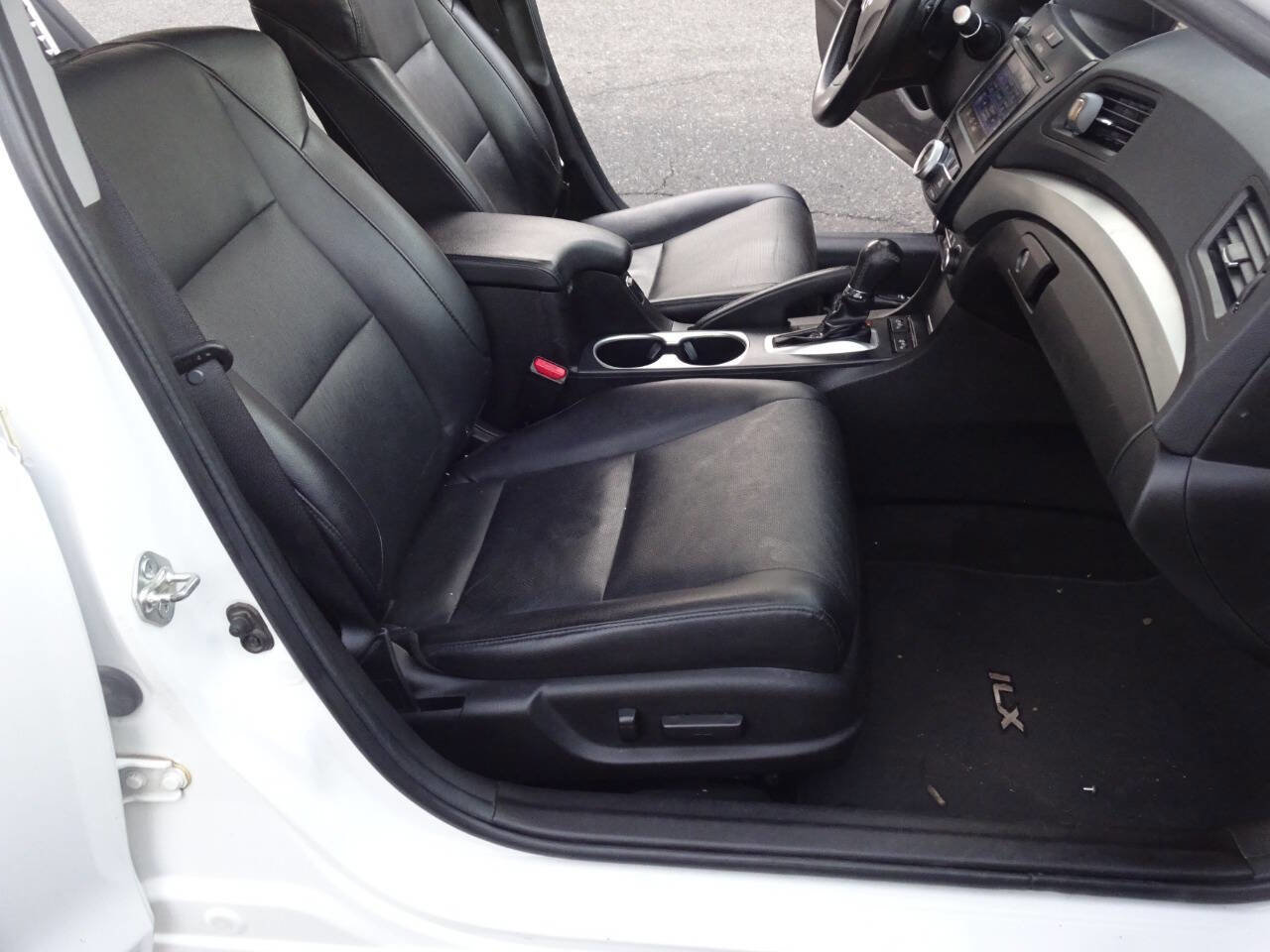 Used 2018 Acura ILX w/Tech 4dr Sedan w/Technology image 12