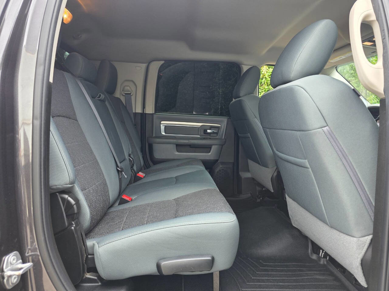 Used 2018 RAM 2500 SLT w/ Luxury Group image 30