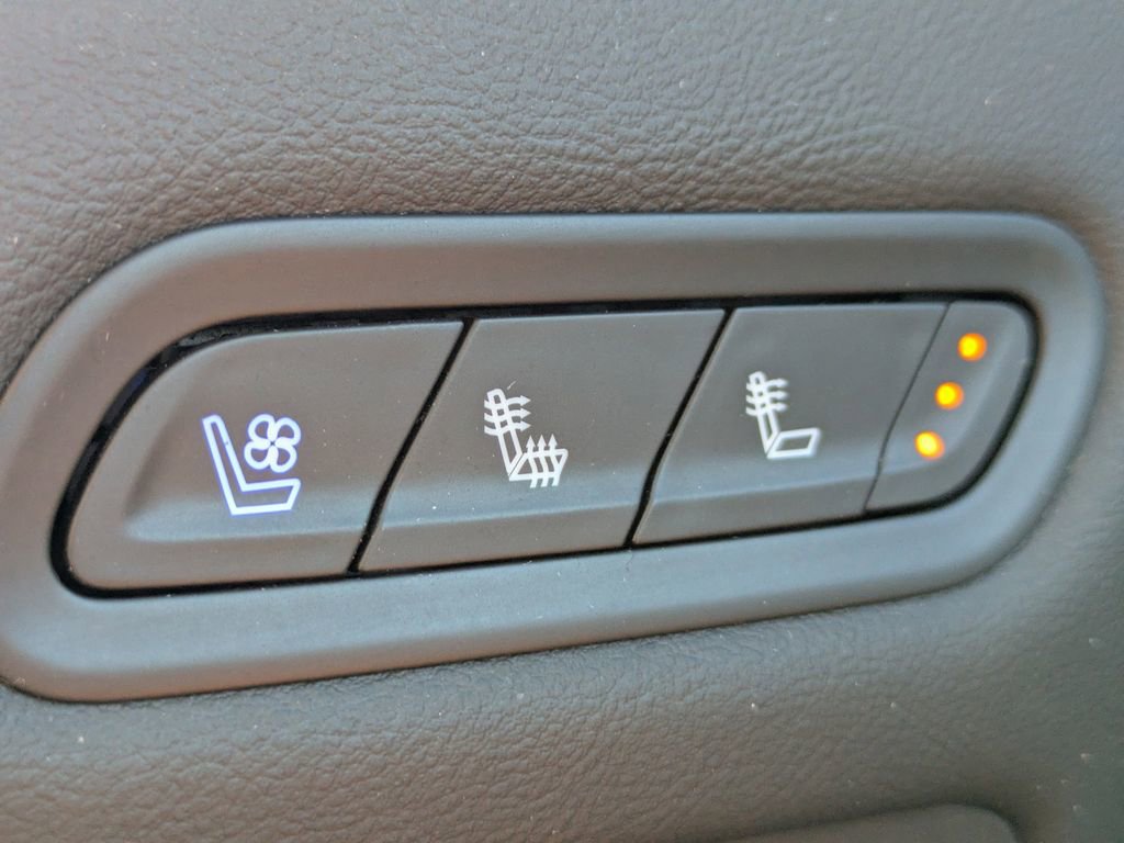 Certified 2022 Cadillac Escalade Premium Luxury image 29