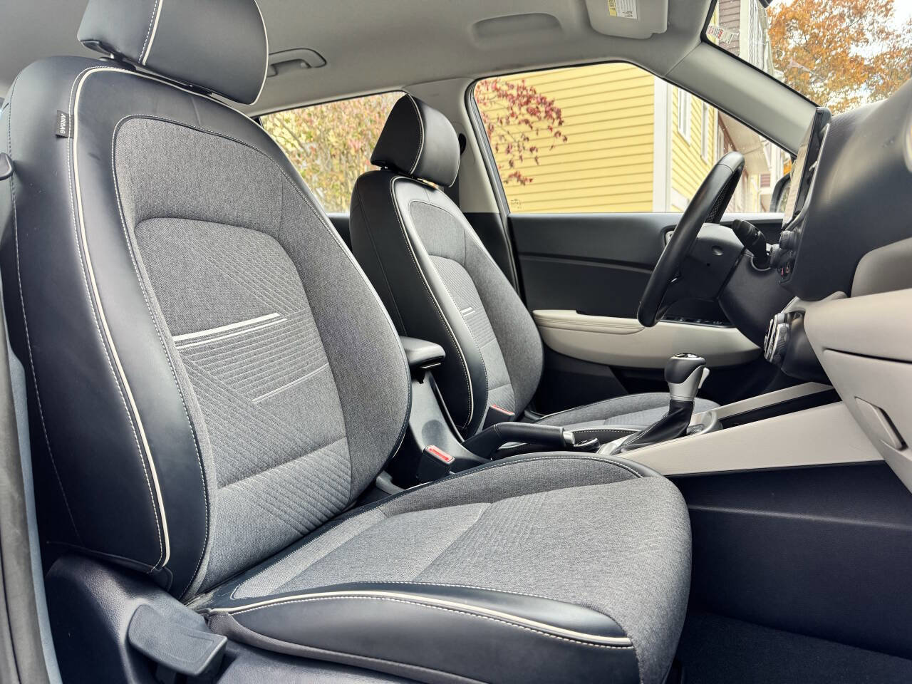 Used 2023 Hyundai Venue Limited w/ Cargo Package image 18