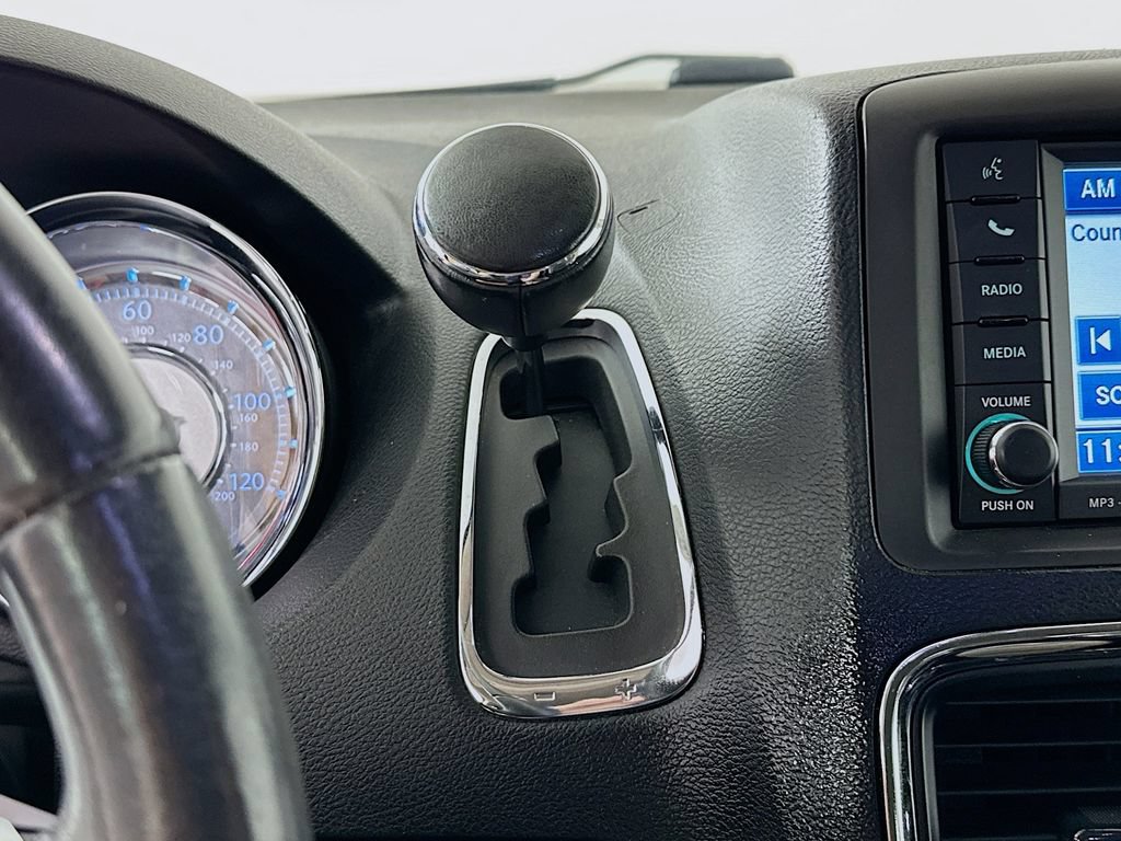 Used 2011 Chrysler Town & Country Touring-L FWD image 22