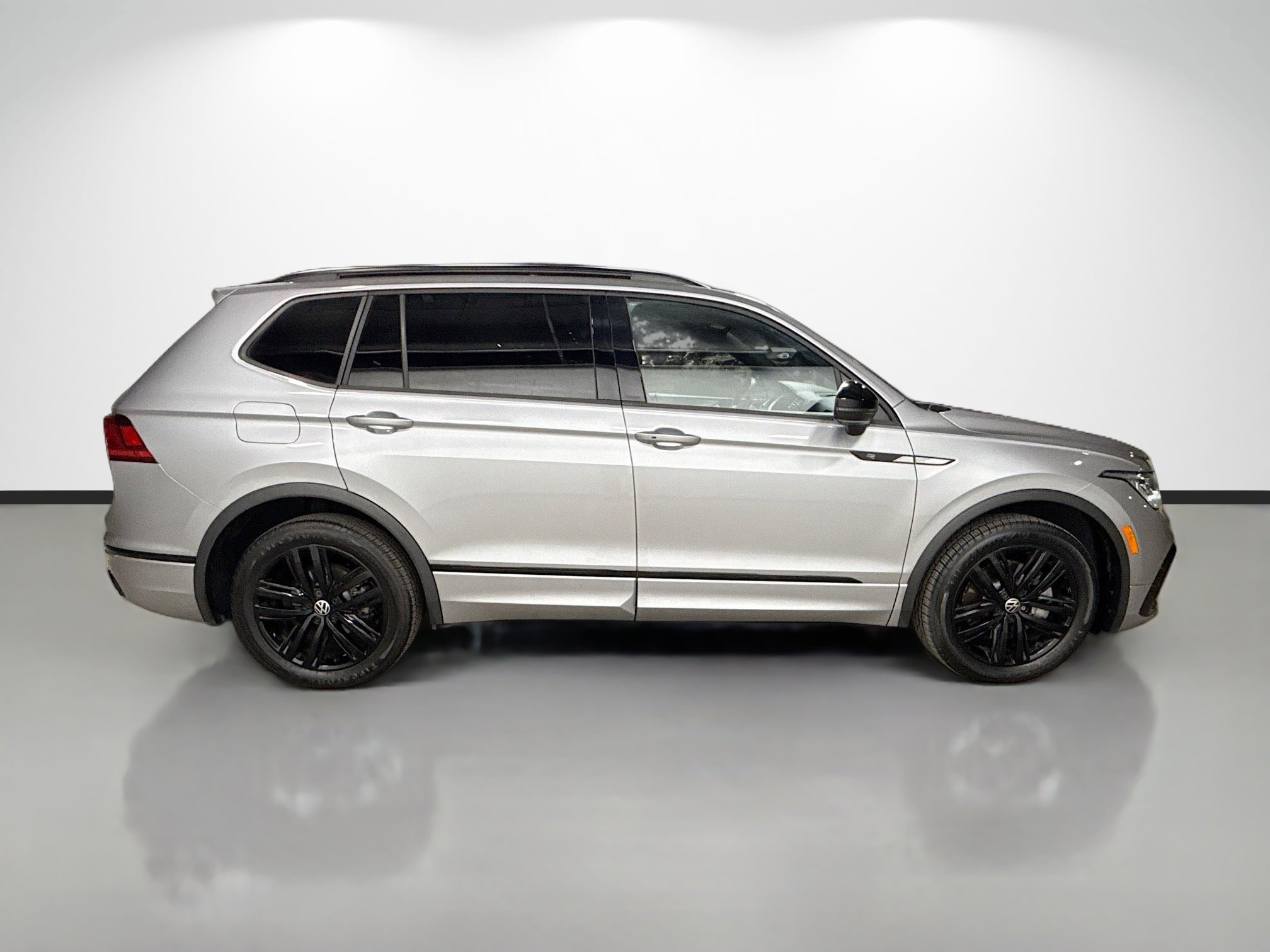 Used 2022 Volkswagen Tiguan SE R-Line image 2