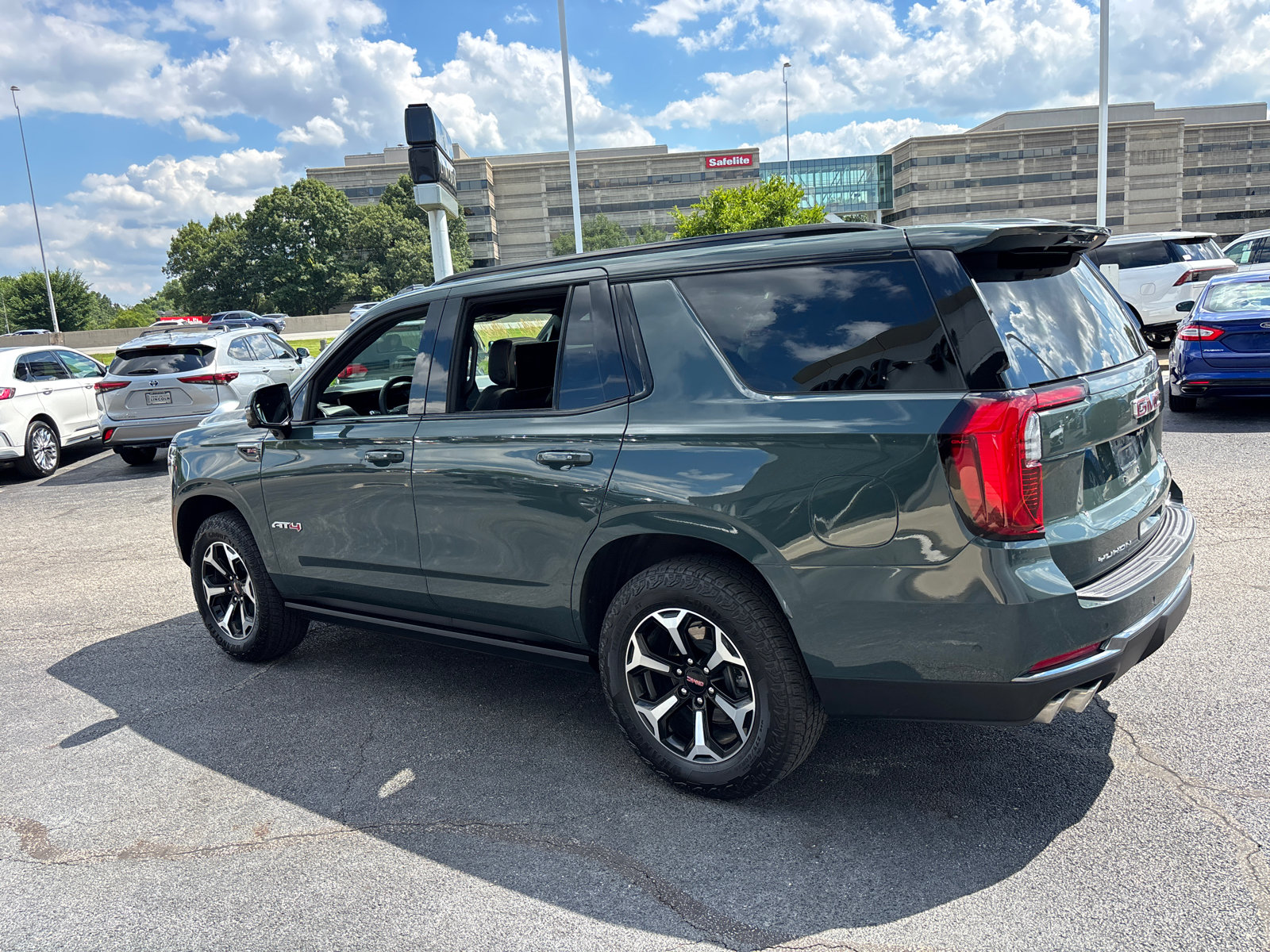 Used 2025 GMC Yukon AT4 w/ AT4 Premium Plus Package AWD/4WD image 5