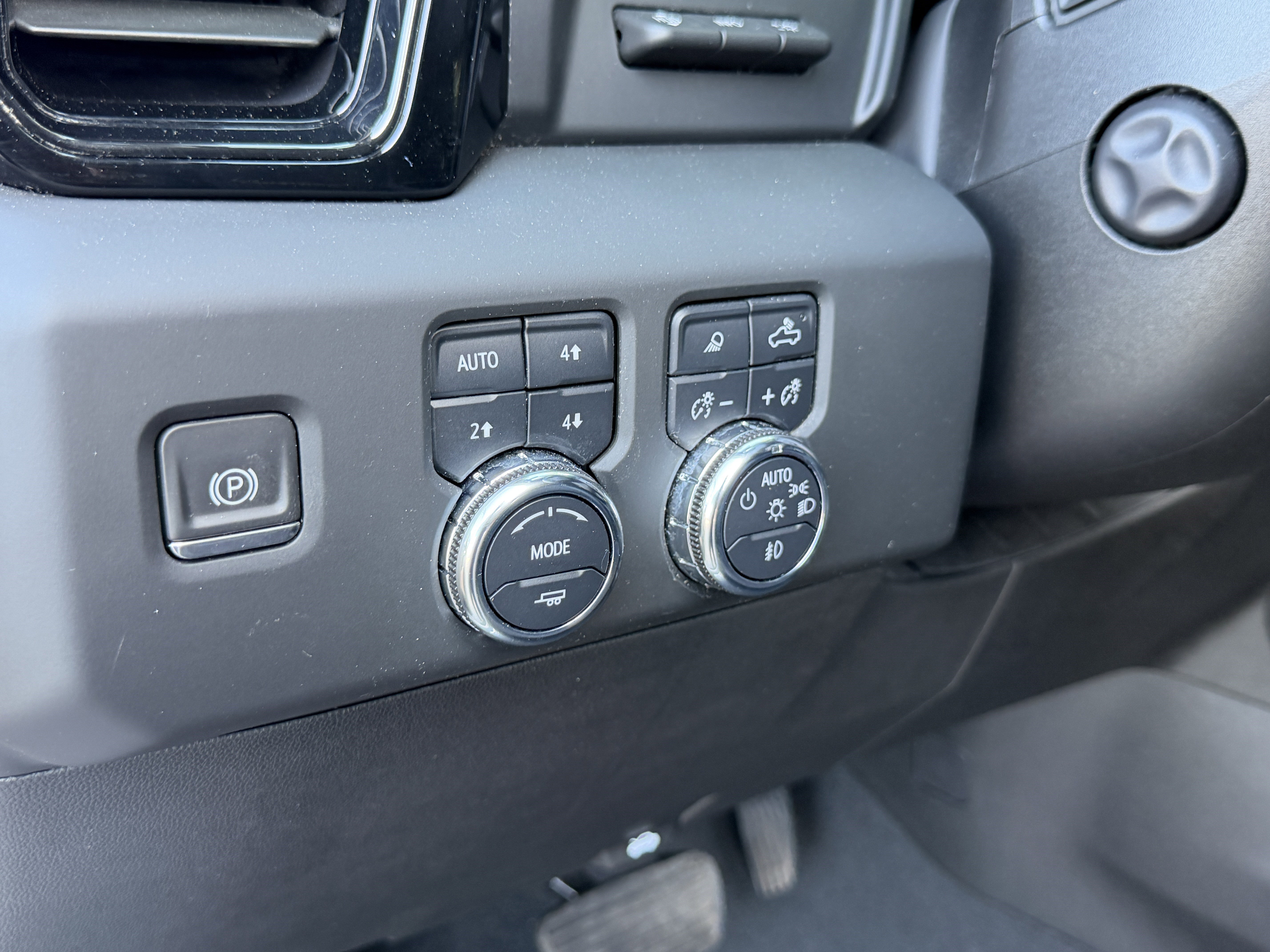Used 2024 GMC Sierra 1500 AT4 w/ Technology Package AWD/4WD image 5