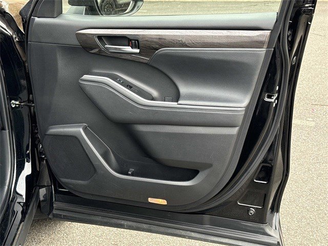 Used 2023 Toyota Highlander Limited image 8