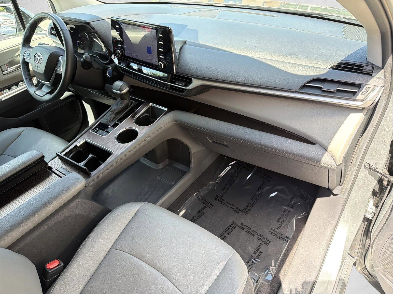 Used 2024 Toyota Sienna XLE FWD image 28