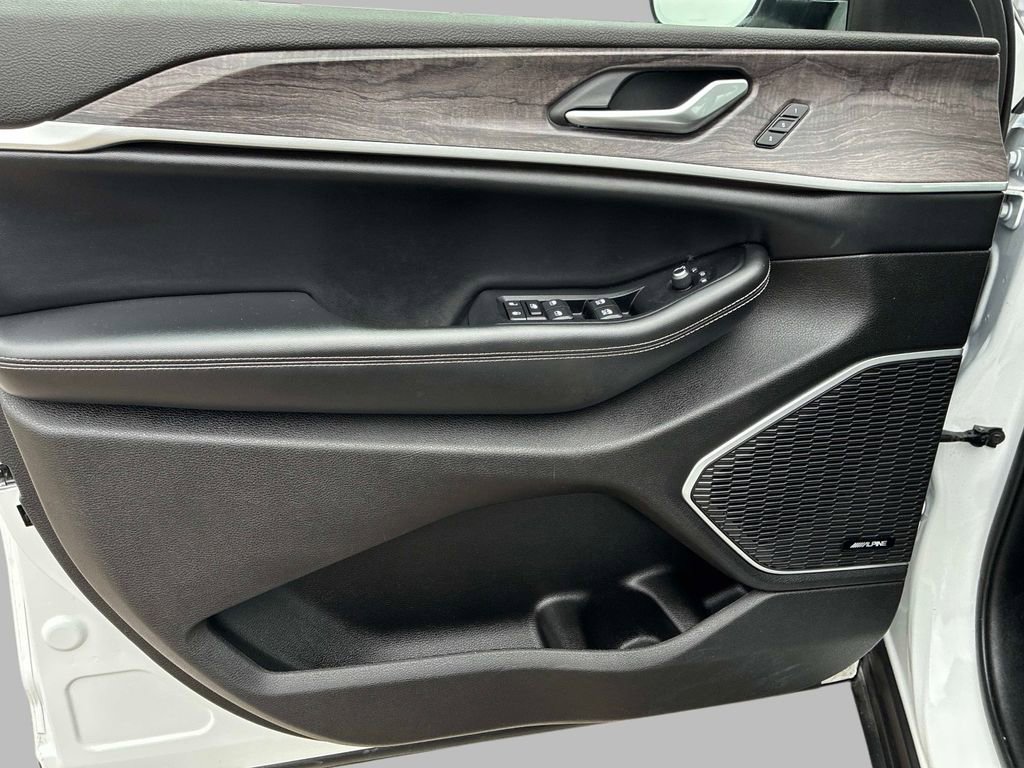 Certified 2023 Jeep Grand Cherokee 4WD 4xe w/ Luxury Tech Group II image 20