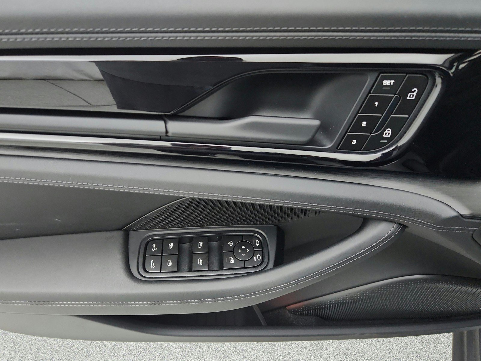 Used 2025 Porsche Panamera image 19