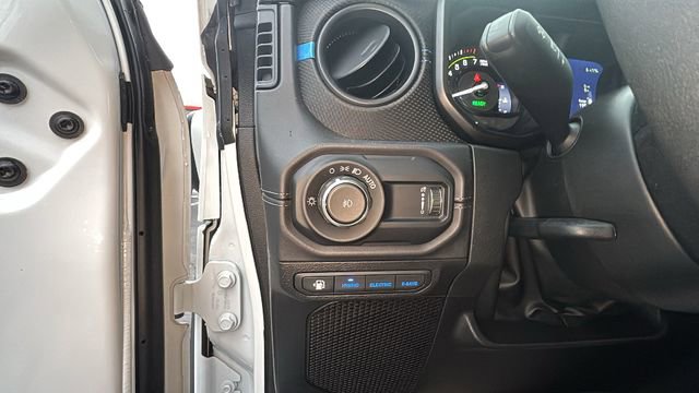 Used 2025 Jeep Wrangler Unlimited Rubicon 4xe w/ Convenience Group image 13