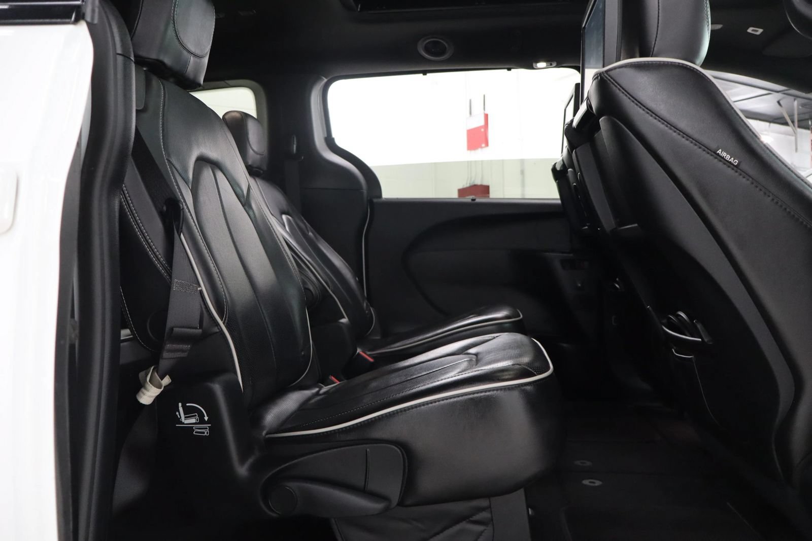 Used 2018 Chrysler Pacifica Limited w/ S Appearance Package FWD image 22