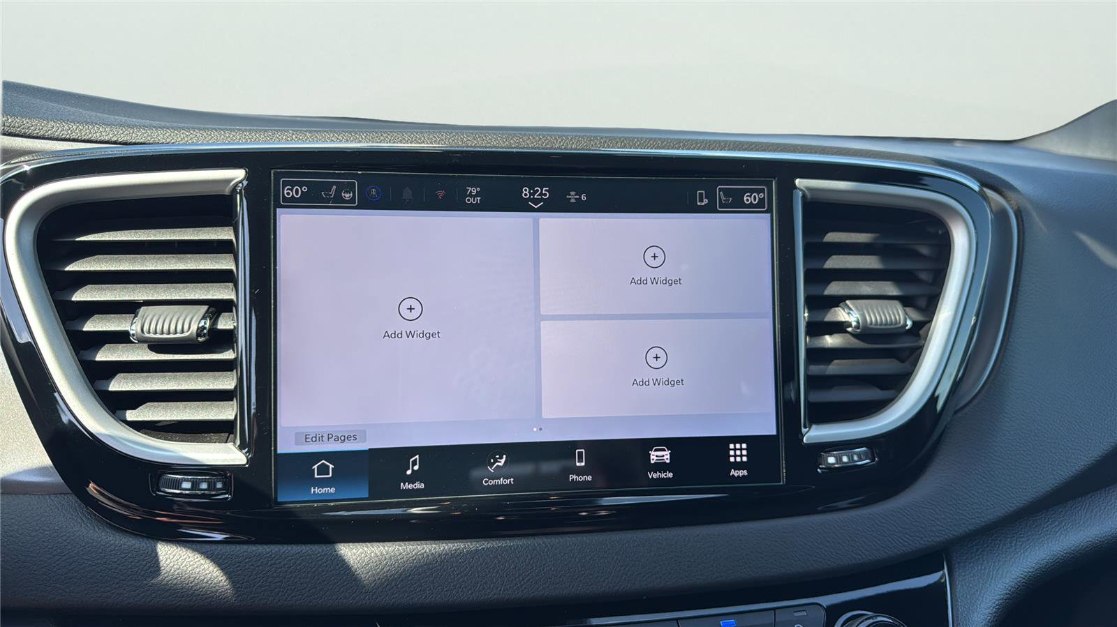 Used 2025 Chrysler Pacifica Select FWD image 3