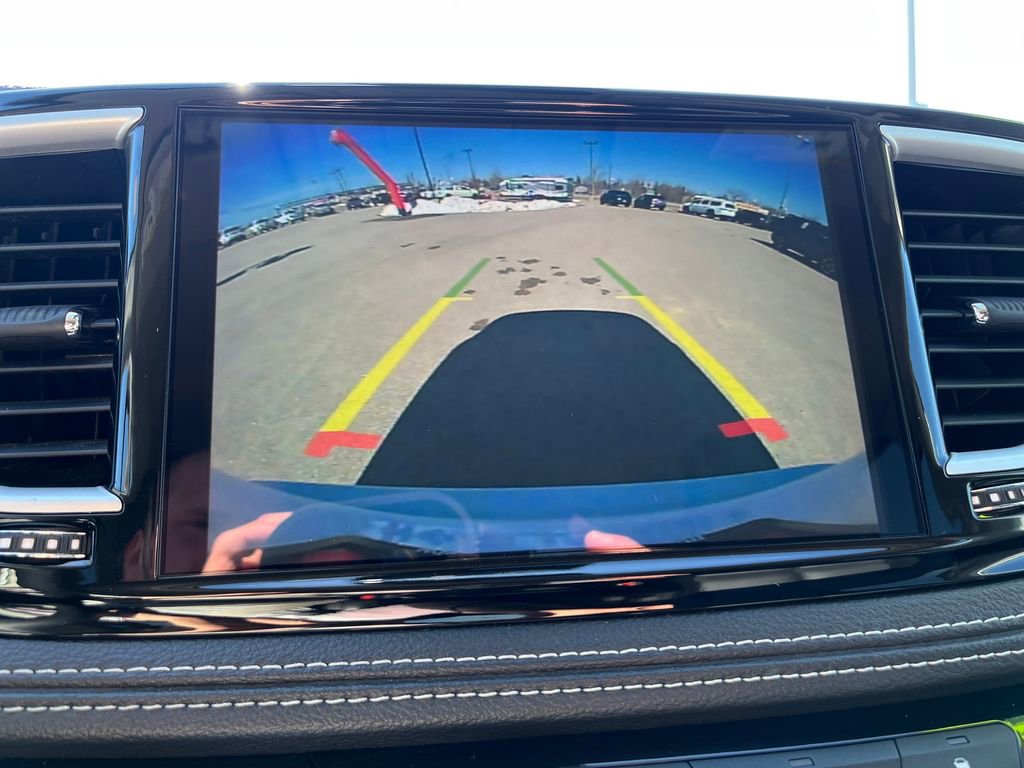 Used 2024 Chrysler Pacifica Select image 28