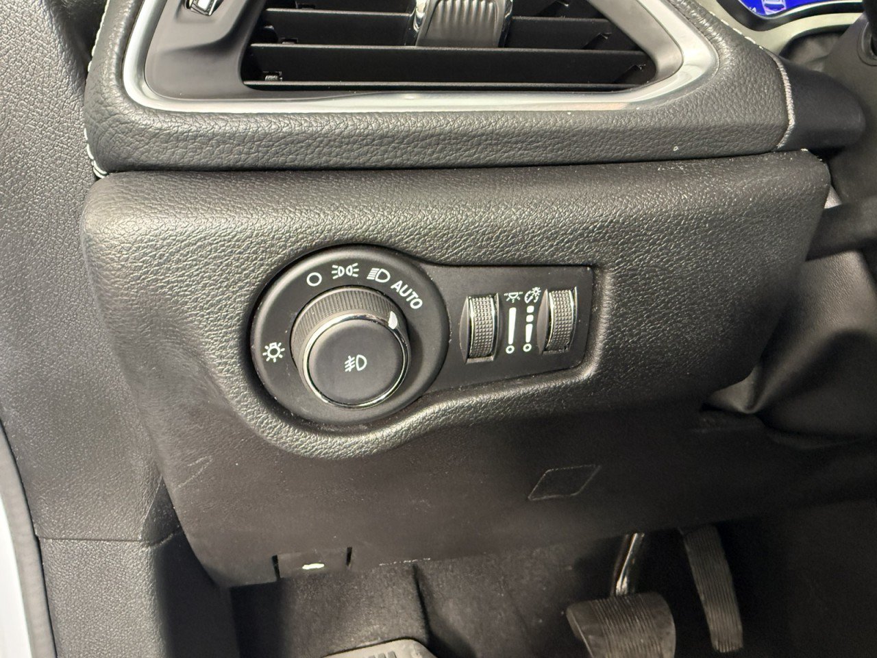 Used 2024 Chrysler Pacifica Limited w/ Uconnect Theater Family Group AWD/4WD image 25