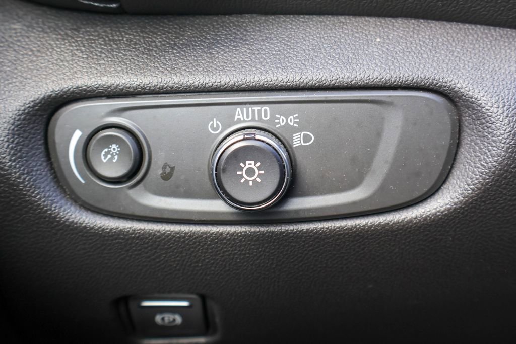 Used 2025 Chevrolet Blazer LT FWD image 18