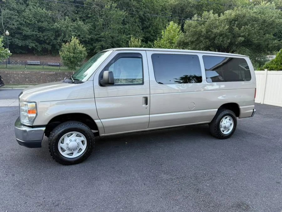 Used 2013 Ford E-350 and Econoline 350 XLT image 3