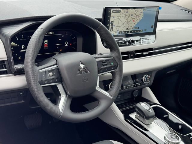 New 2025 Mitsubishi Outlander SE image 14