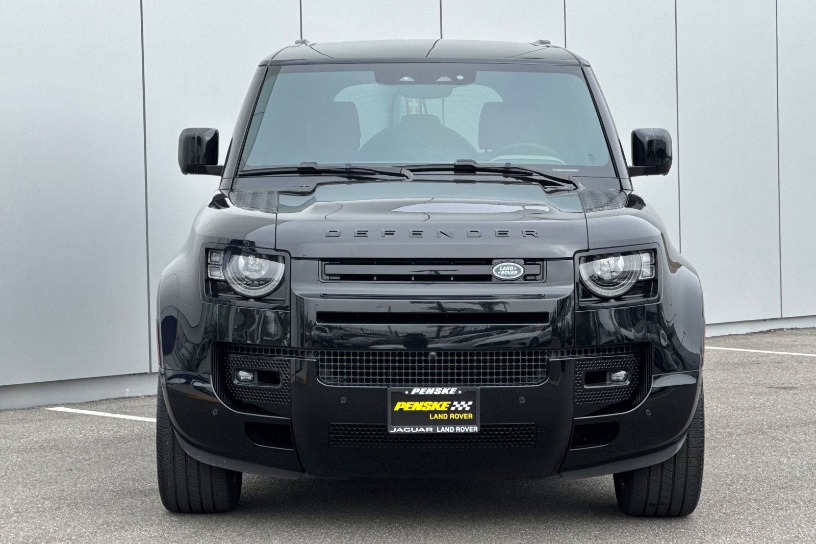 Used 2025 Land Rover Defender 110 X-Dynamic SE image 8