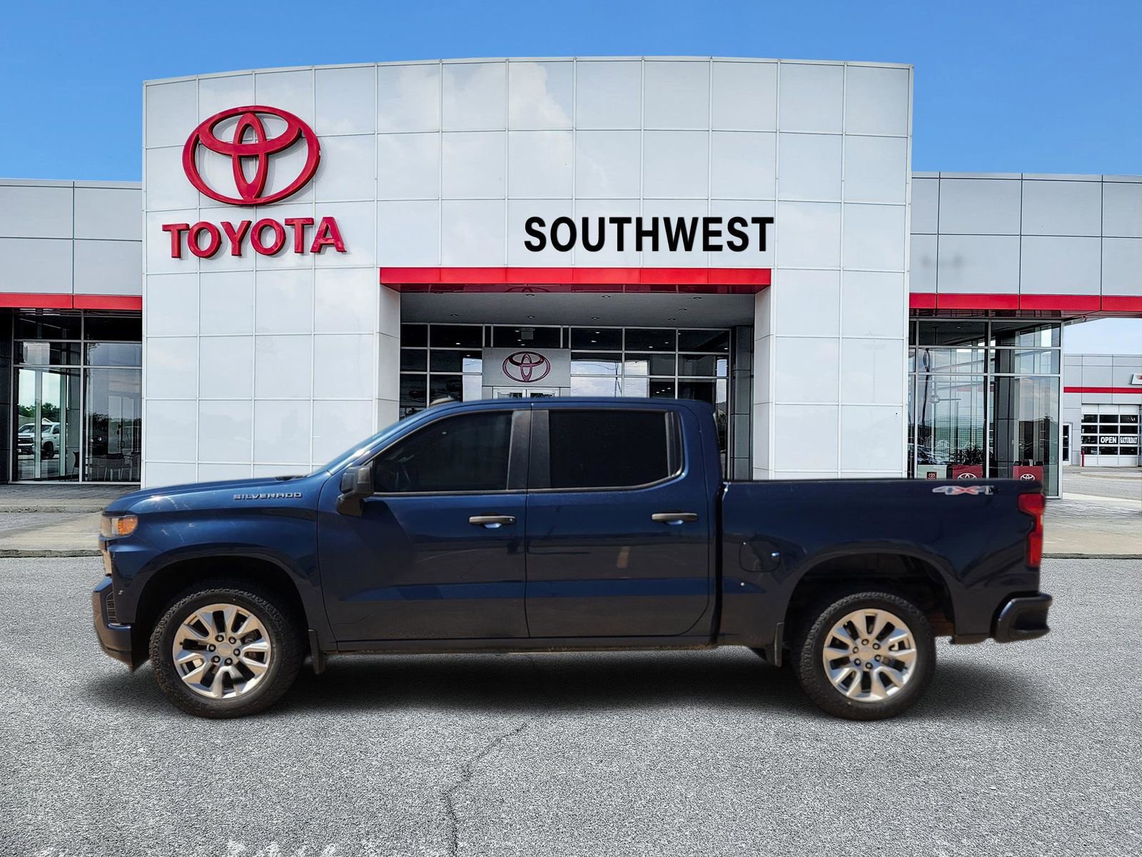 Used 2022 Chevrolet Silverado 1500 Custom image 3