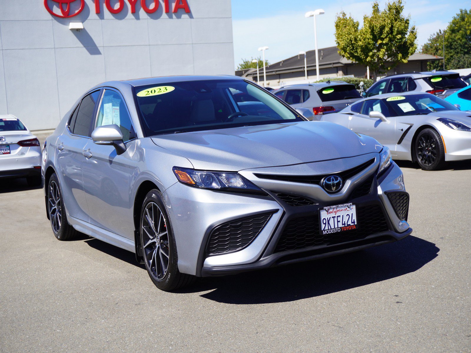 Used 2023 Toyota Camry SE FWD image 1