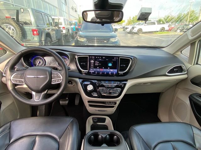 Used 2023 Chrysler Pacifica Touring-L image 17