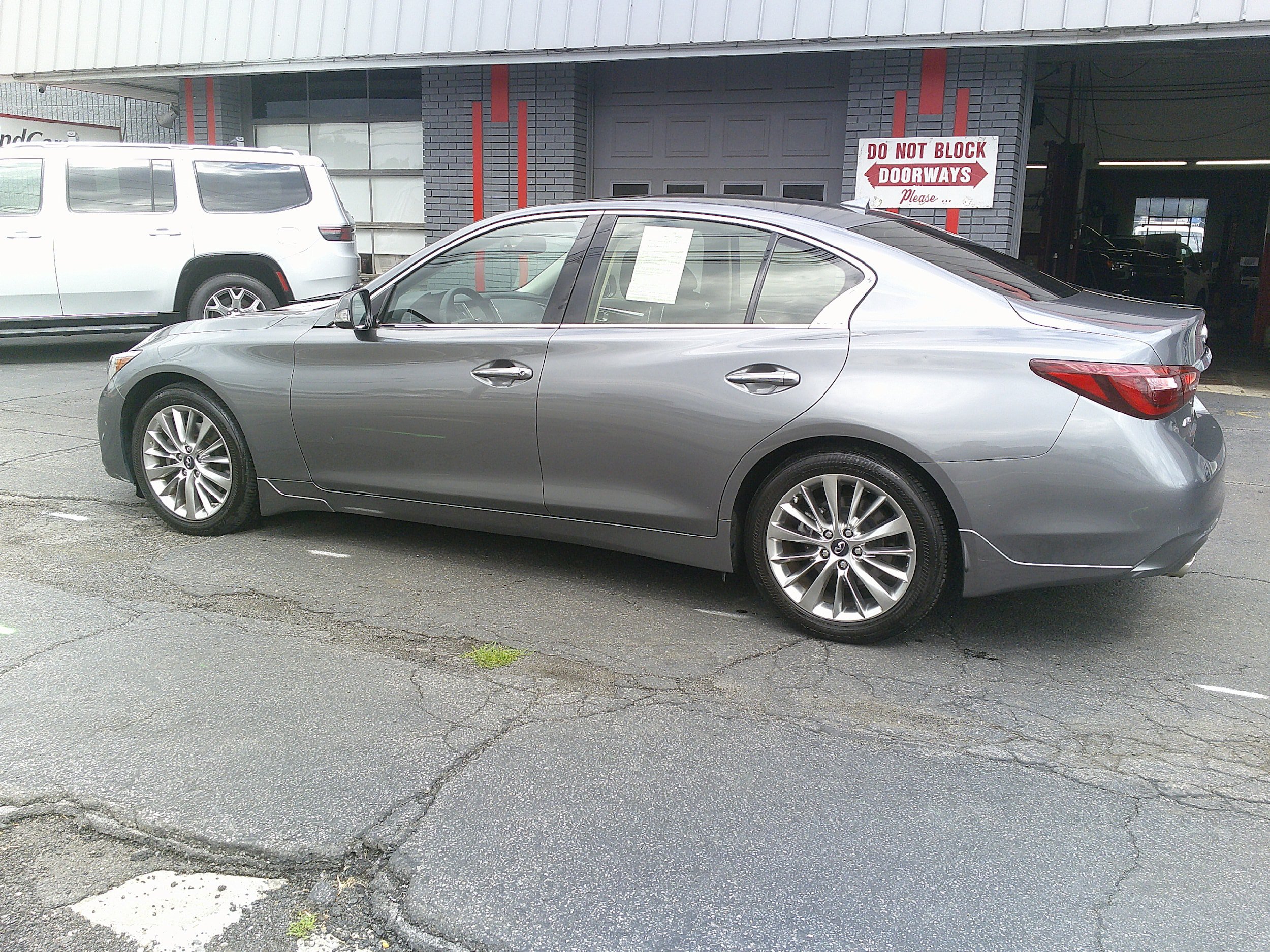 Used 2019 INFINITI Q50 Luxe w/ Essential Package (3.0T Luxe) AWD/4WD image 11