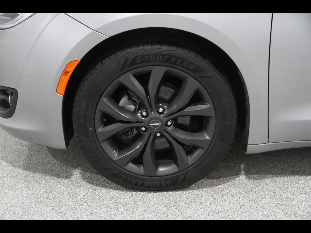 Used 2020 Chrysler Pacifica Touring-L w/ S Appearance Package FWD image 25