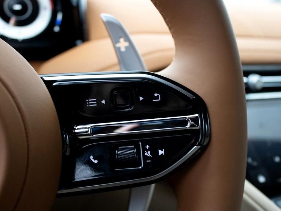 New 2025 Aston Martin DB12 Convertible image 19