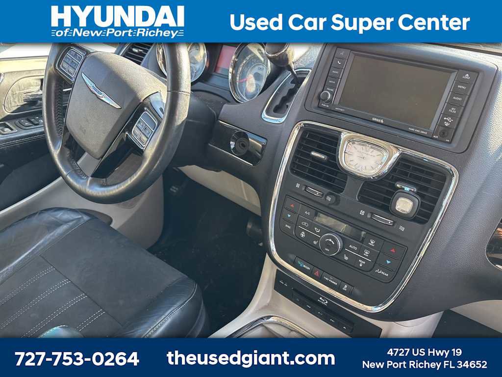 Used 2014 Chrysler Town & Country Touring-L image 7