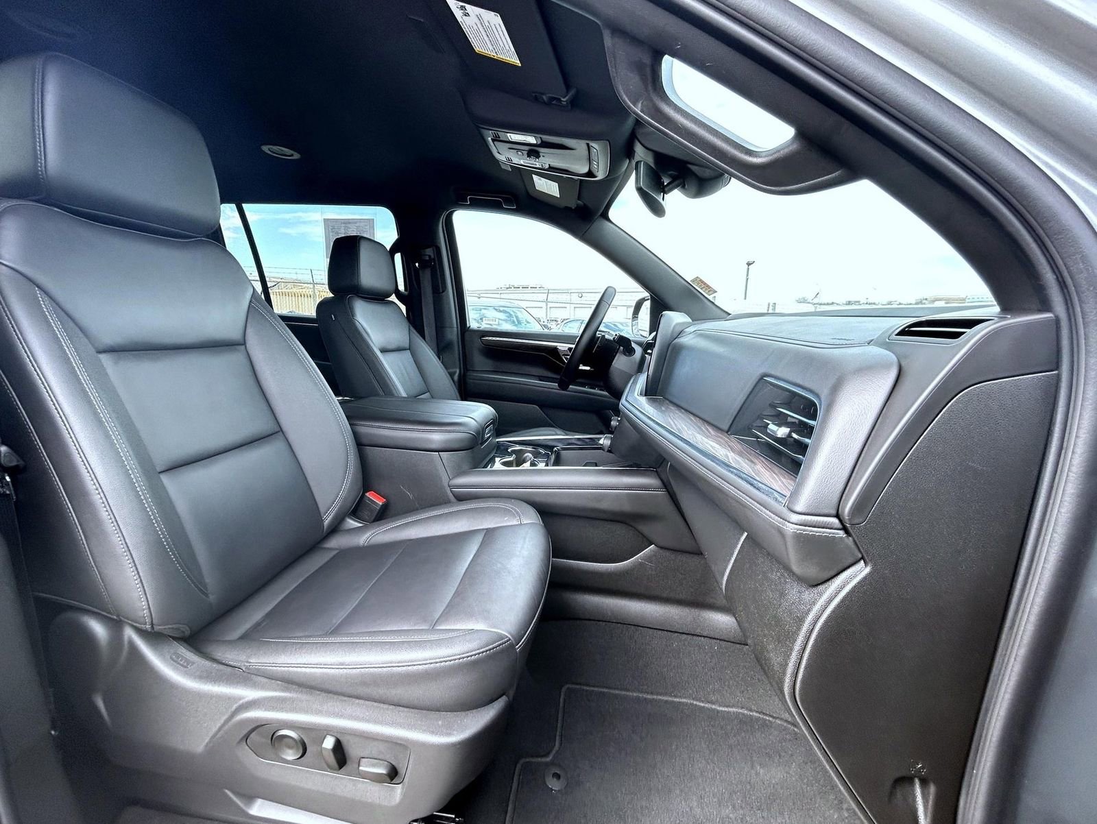 Certified 2025 Chevrolet Suburban Z71 AWD/4WD image 16