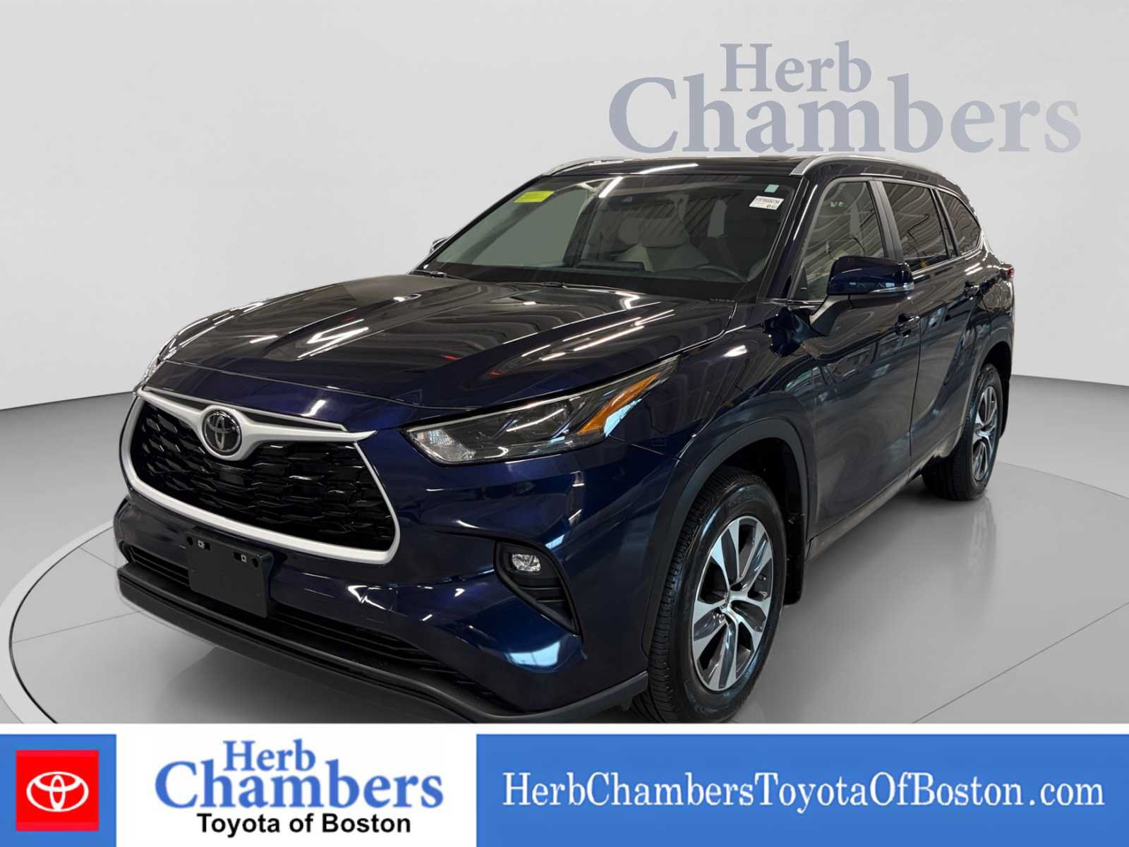 Used 2024 Toyota Highlander XLE AWD/4WD image 11