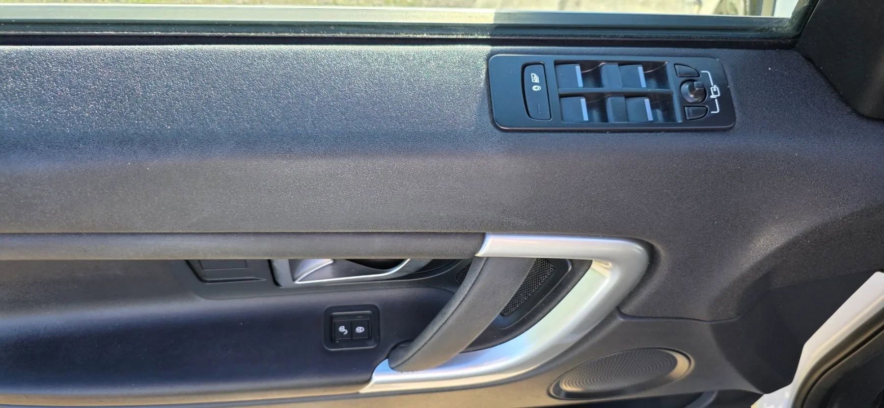 Used 2016 Land Rover Discovery Sport SE image 23