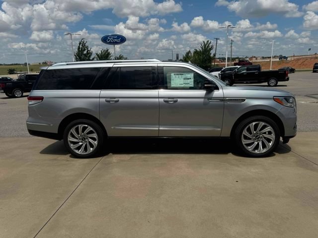Used 2024 Lincoln Navigator L Reserve AWD/4WD image 4
