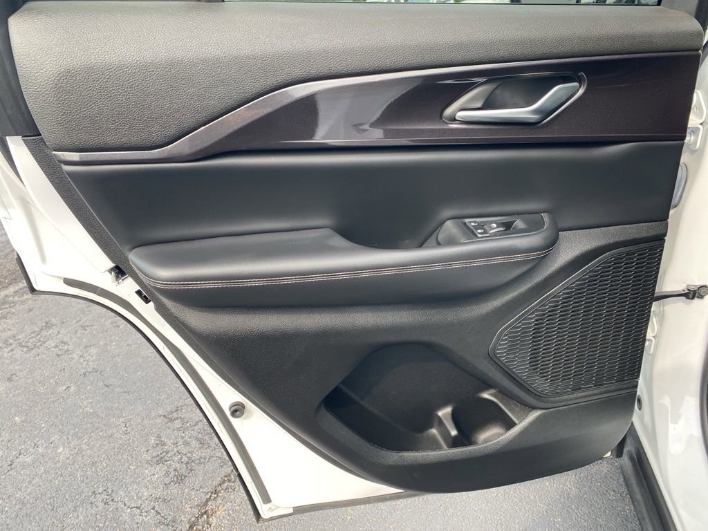 Used 2023 Jeep Grand Cherokee Altitude AWD/4WD image 34