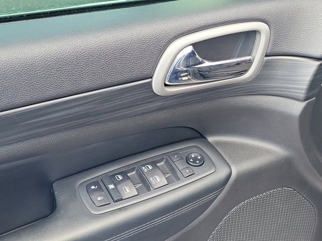 Used 2021 Jeep Grand Cherokee Laredo image 17