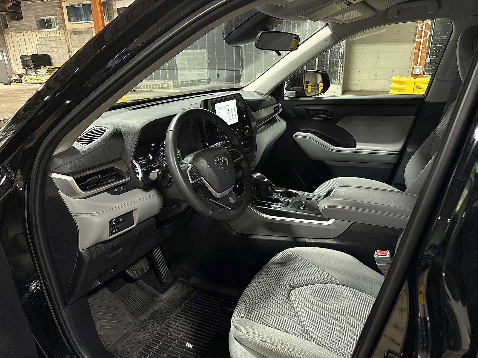 Used 2024 Toyota Highlander LE FWD image 29