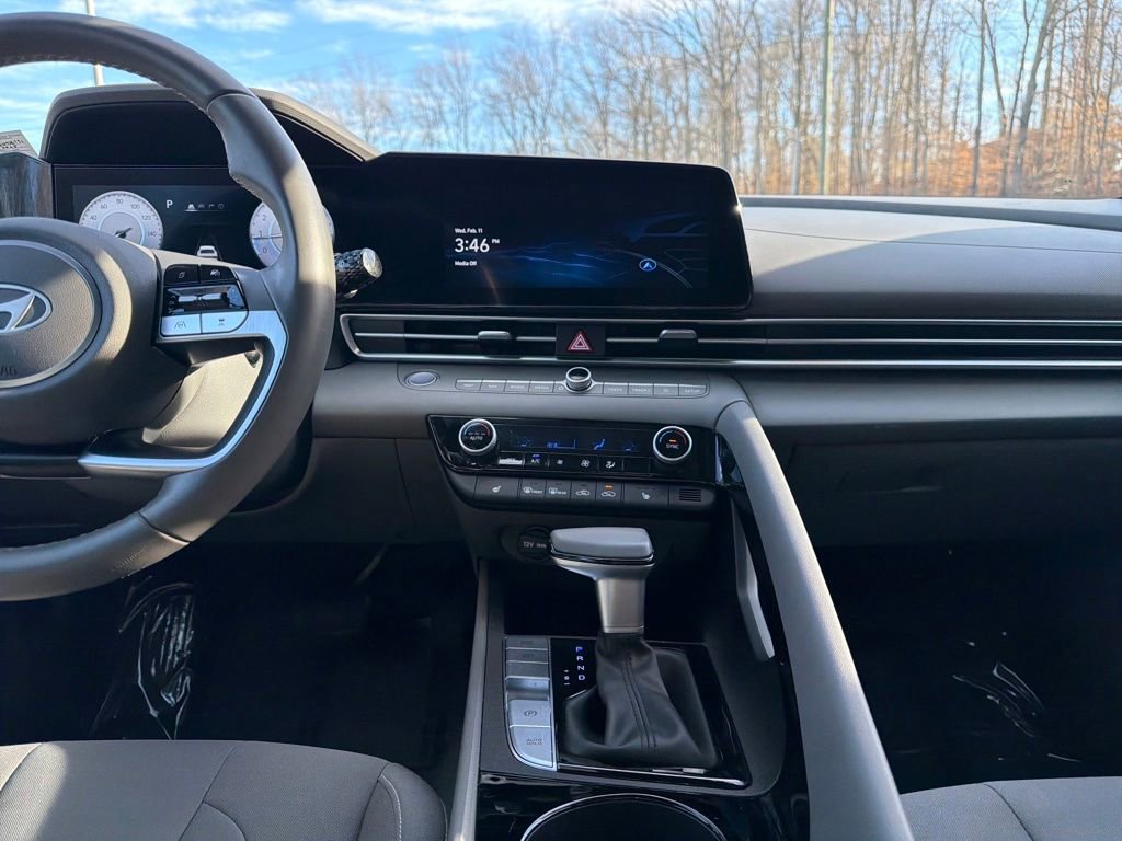 Used 2025 Hyundai Elantra SEL image 21