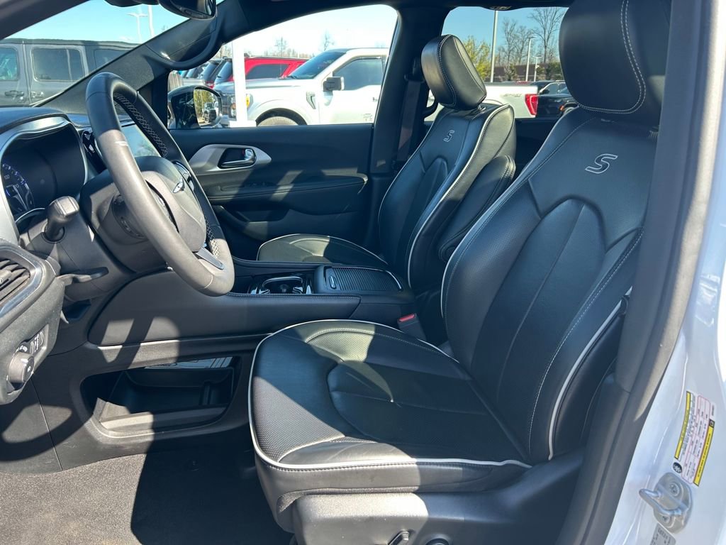 Certified 2025 Chrysler Pacifica Limited image 22