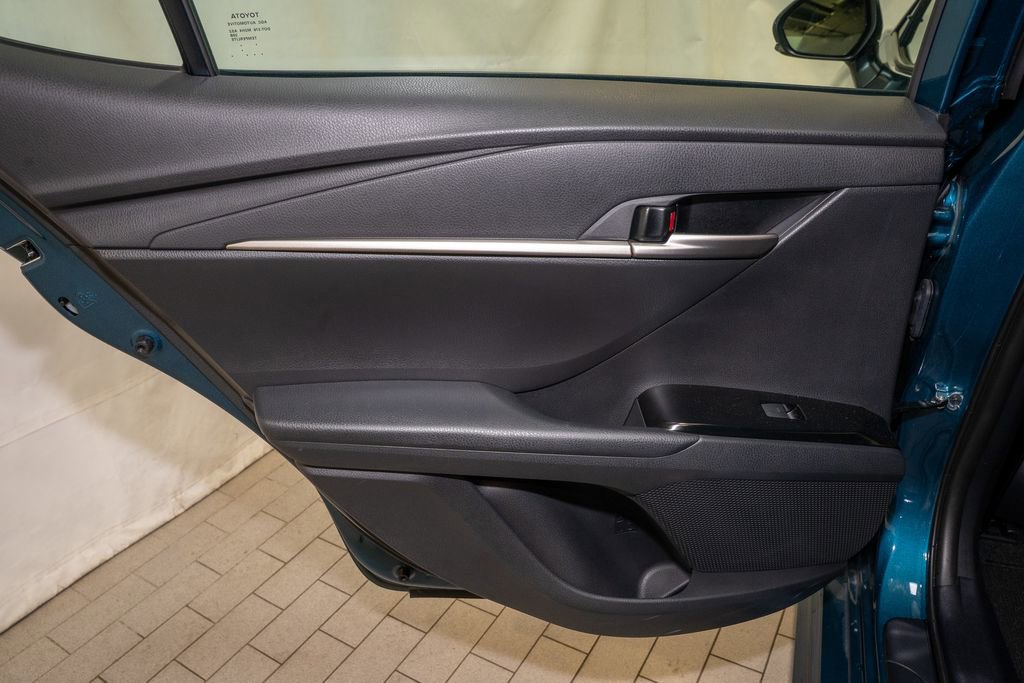 Used 2025 Toyota Camry SE image 9