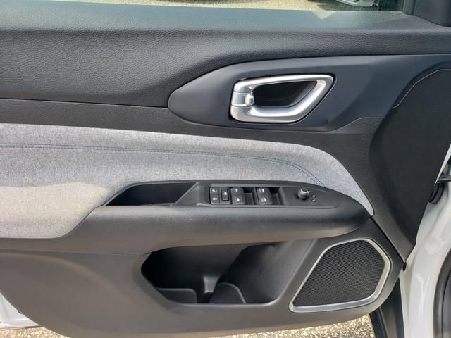 Used 2022 Jeep Compass Latitude image 11