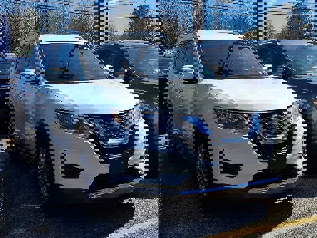 Used 2018 Nissan Rogue SV image 2