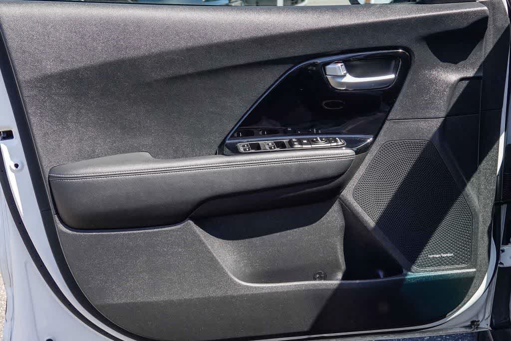 Certified 2022 Kia Niro Touring Special Edition FWD image 19