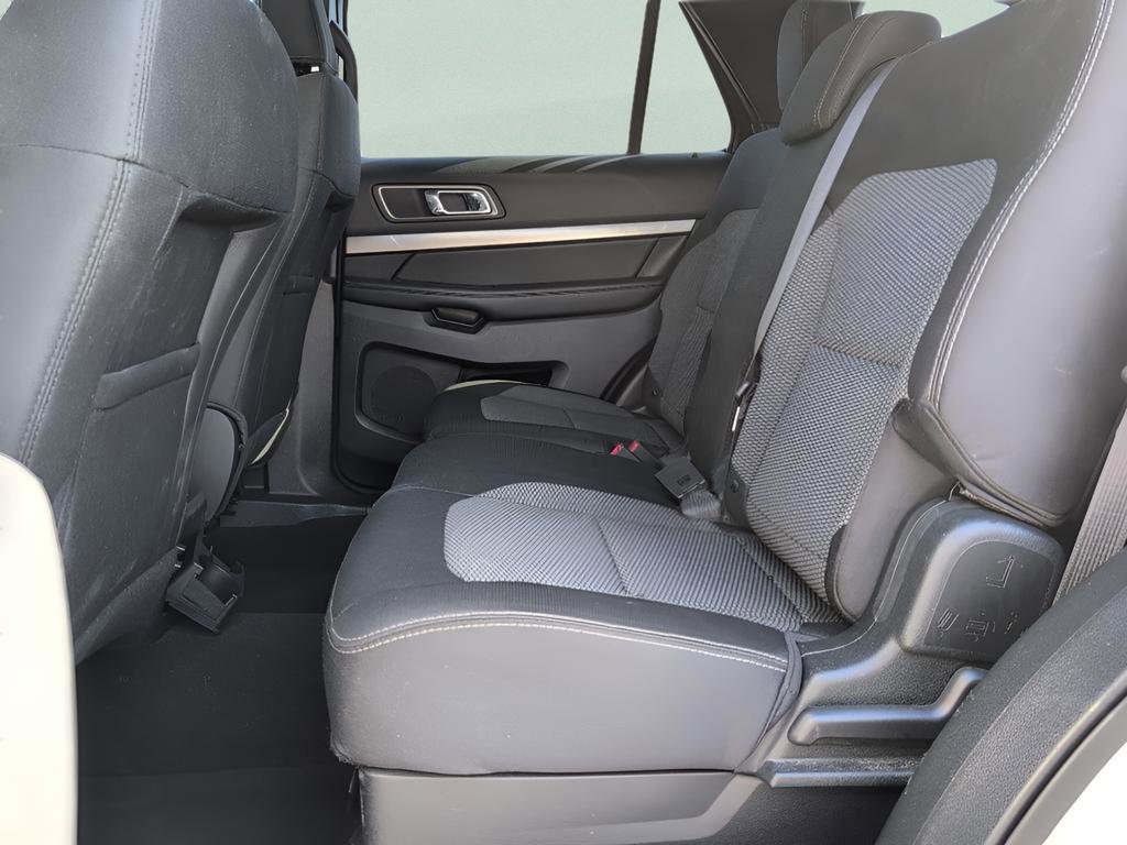 Used 2018 Ford Explorer XLT image 34